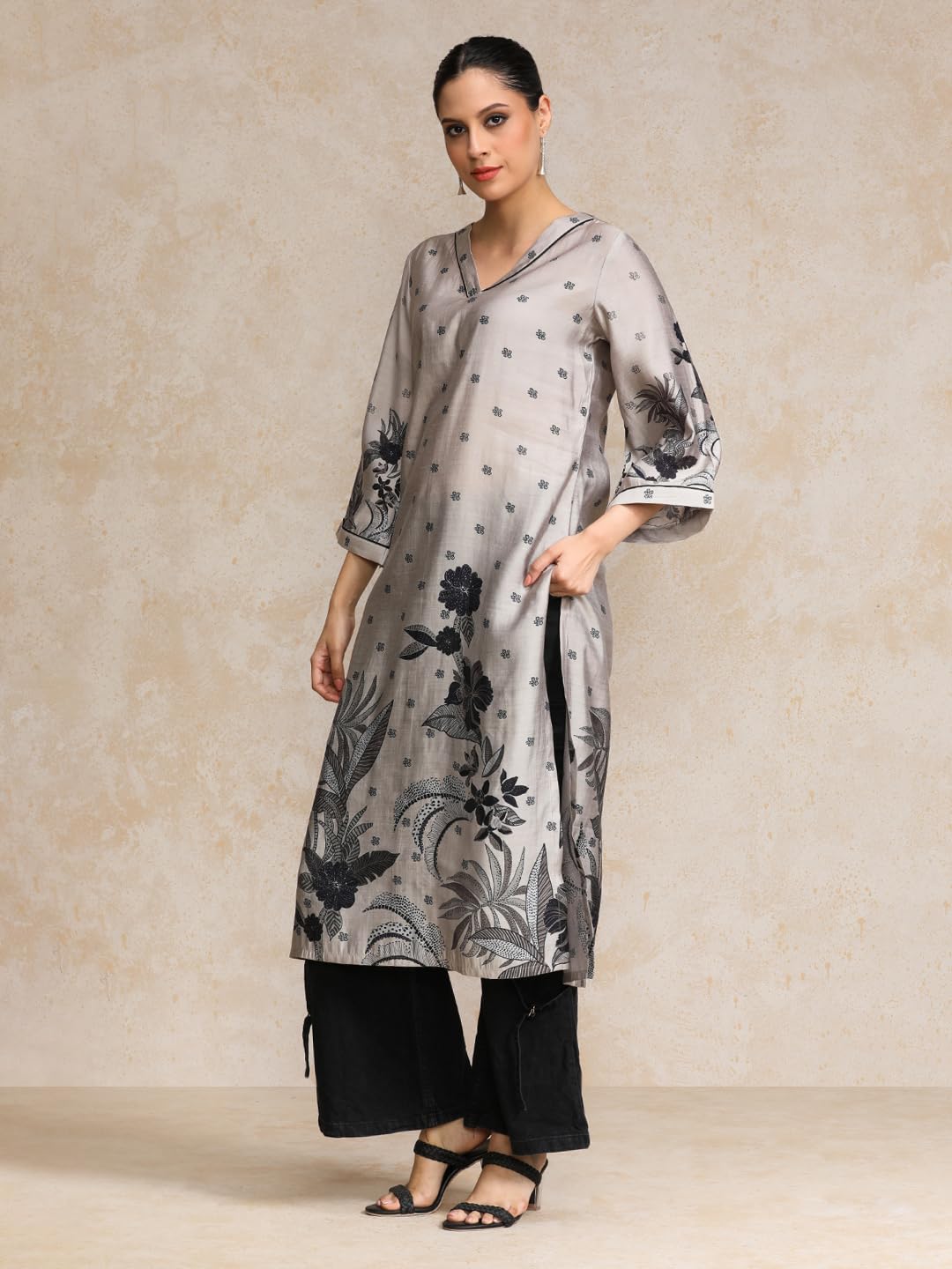 Varanga Bold Placement Floral Printed V Neck Kurta Grey