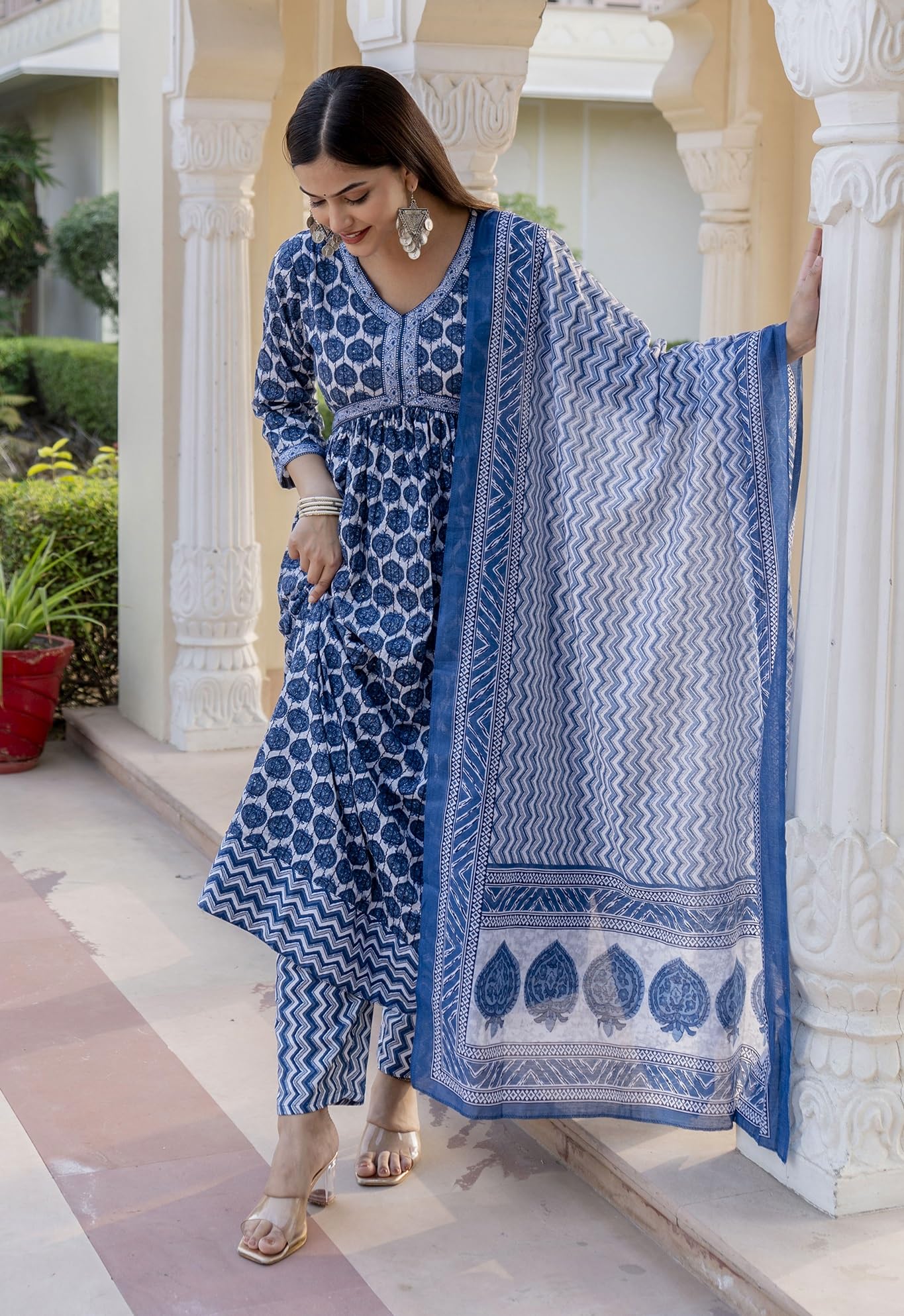 KLOSIA Women Printed Kurta and Pant Set with Dupattas