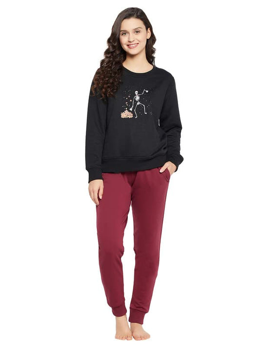 Clovia Womens Fleece Graphic Print Sweatshirt & Chic Basic Cuffed Joggers Set in Black & Maroon (COMLS0558_Black,Maroon_M)