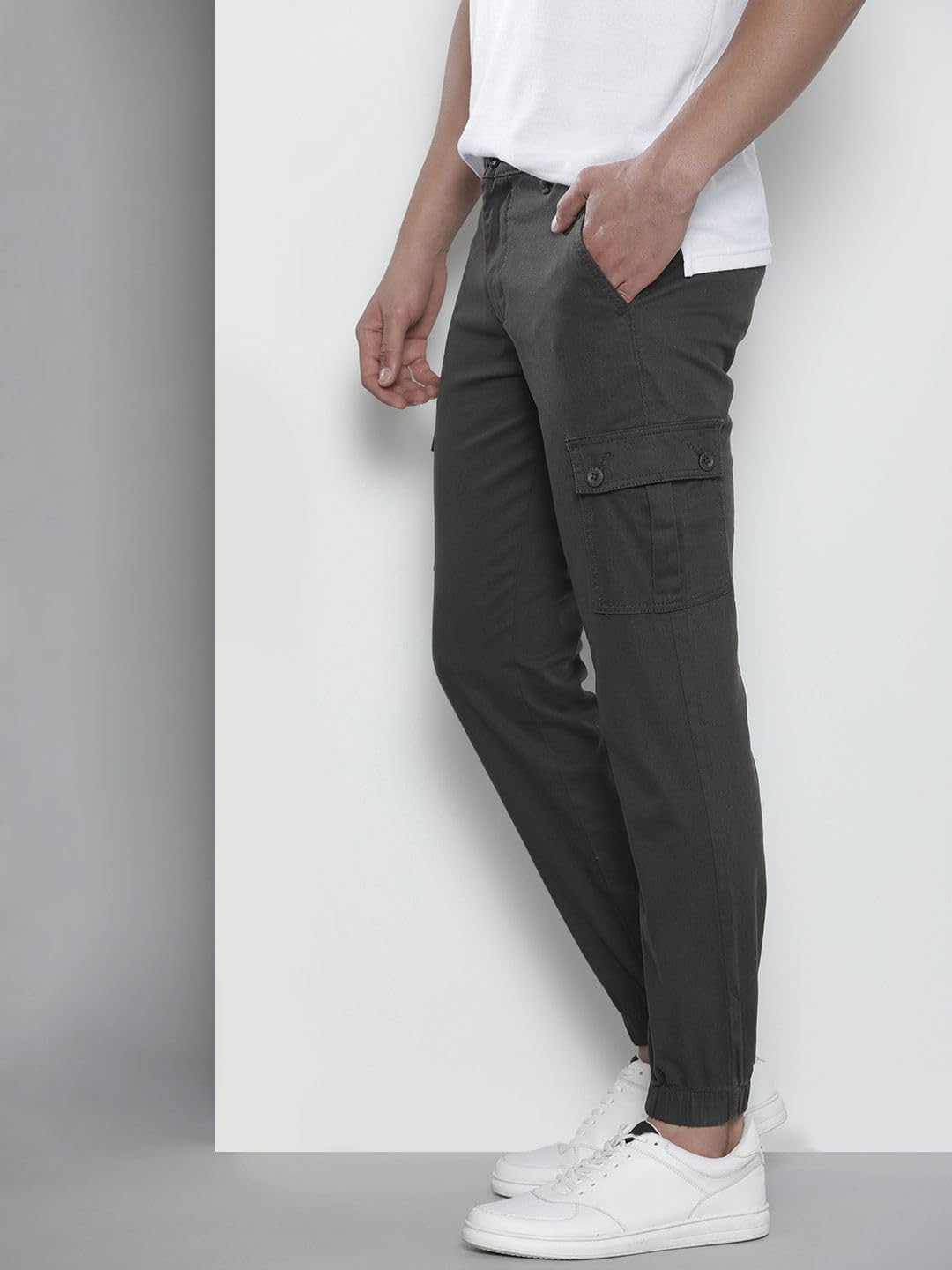 The Indian Garage Co Men Slim Fit Solid Mid-Rise Stretchable Cuffed Cargos Charcoal Black
