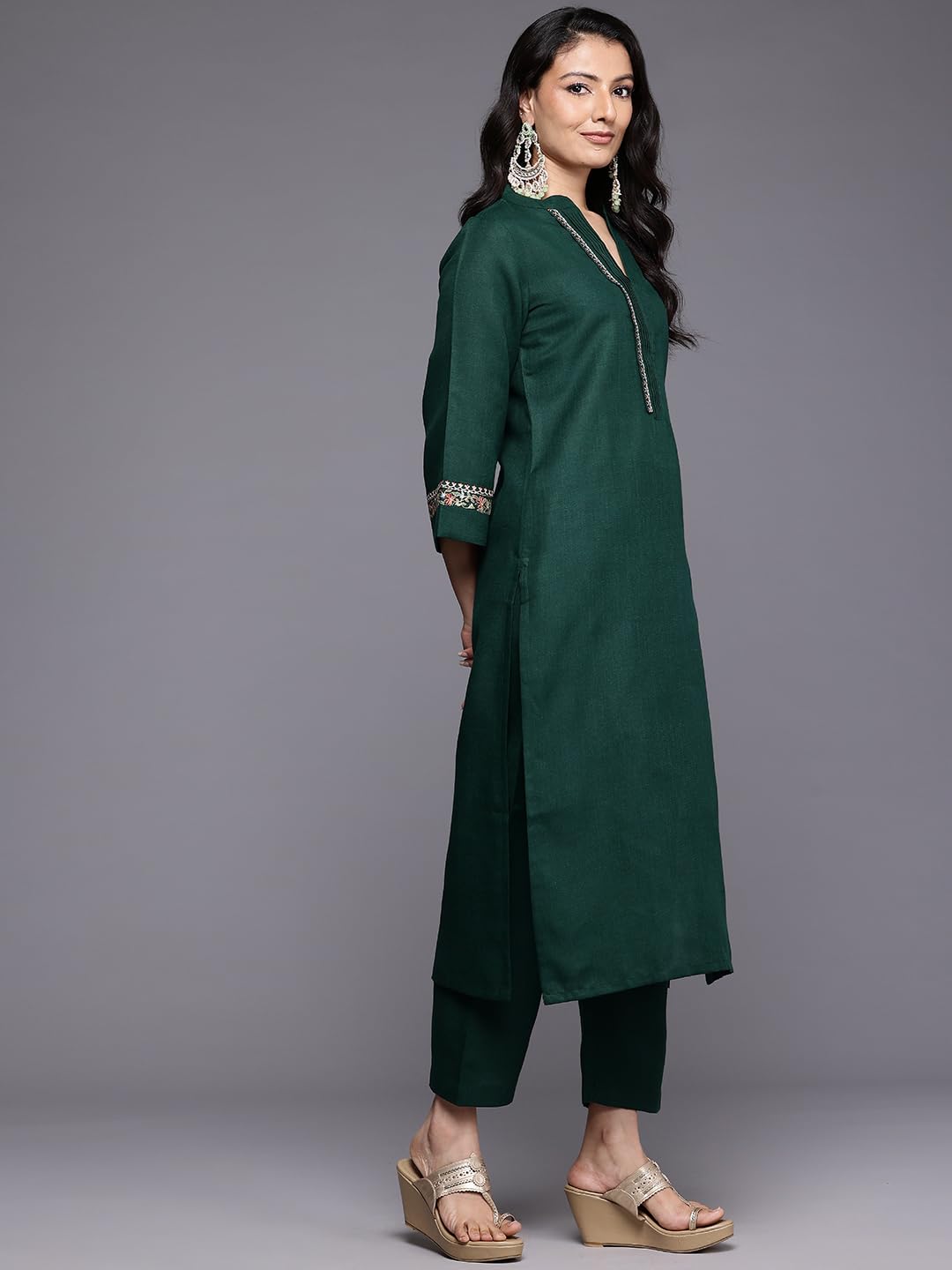 Varanga Women Green Mandarin Collar Thread Embroidered With Pleate Deatialing Kurta Paired With Bottom