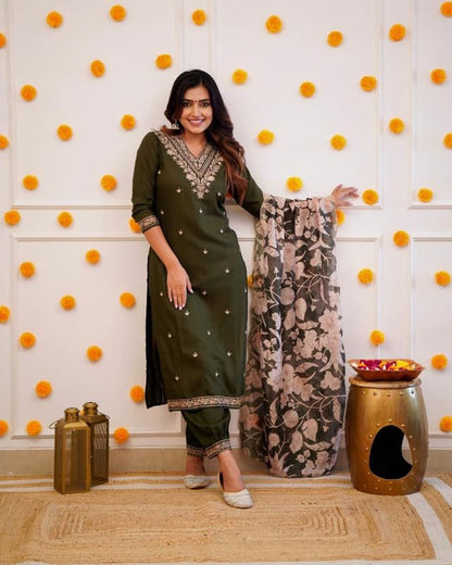 Suppar Sleave WomenS Viscose Rayon Embroidered Straight Kurta With Pant And Dupatta Sets (Minakshi-04)