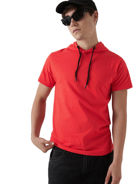 Bewakoof Mens Solid Regular Fit Half Sleeve Hooded Cotton T-Shirt_277844_Red_M