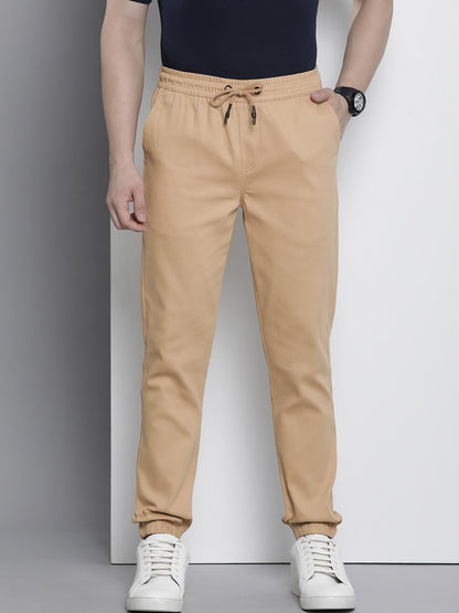 The Indian Garage Co Men Slim Fit Solid Mid-Rise Stretchable Chino Joggers Tan