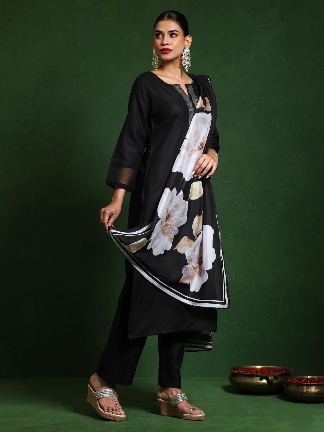 Varanga Women Thread Embroidere Yoke With Lace Detailing Kurta And Trouser With Dupata