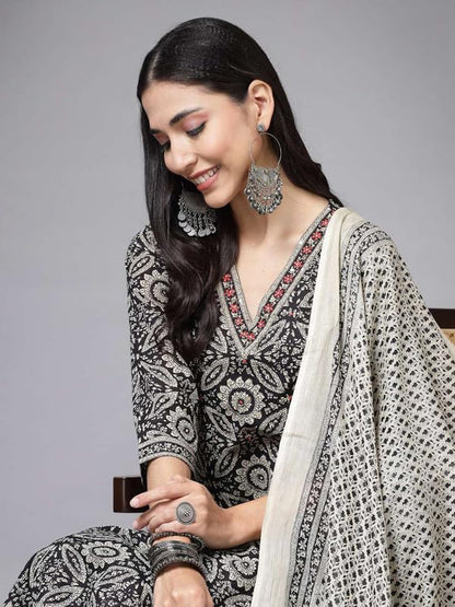 Pinkmint Kalamkari Printed Straight Kurta with Side Pocket Kurta Set Black