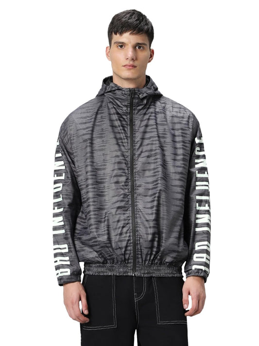 Bewakoof Air 1.0 Mens Typography Super Loose Fit Full Sleeve Hooded Neck Nylon Windcheater Jacket_ 601628 Grey XL
