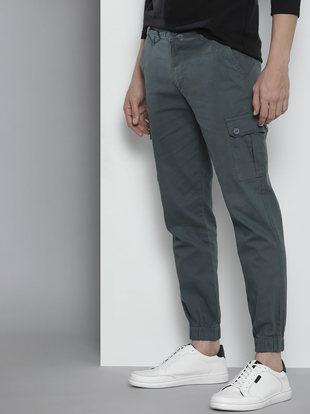 The Indian Garage Co Men Slim Fit Solid Mid-Rise Stretchable Cuffed Cargos Dark Grey