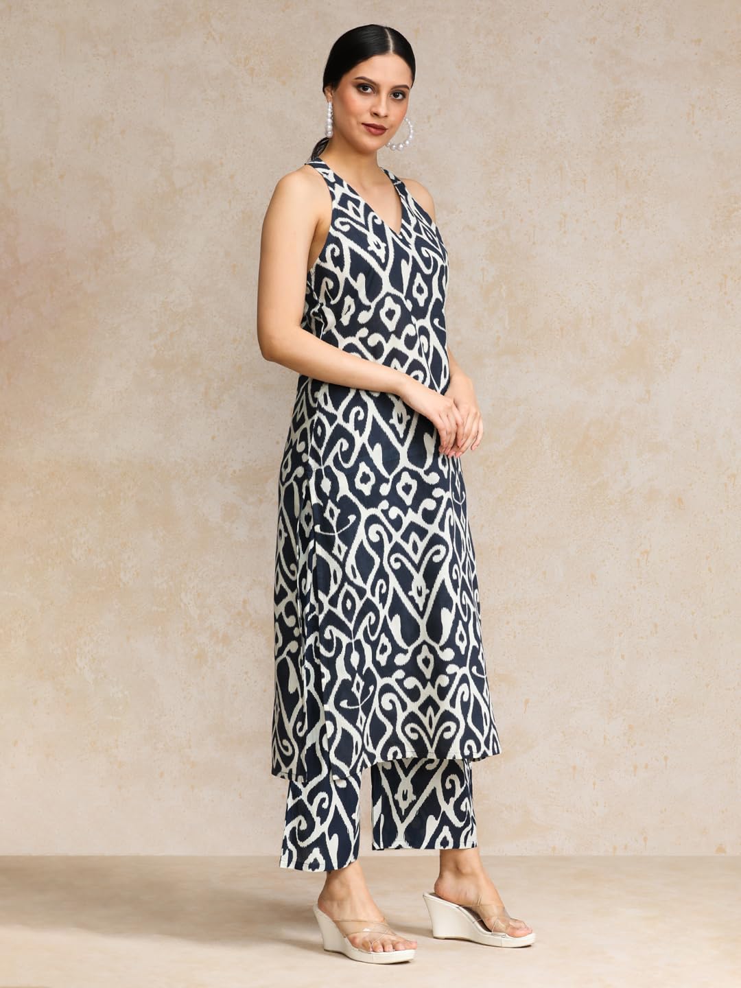 Varanga Women Blue Ikat Printed Straight Kurta With Bottom
