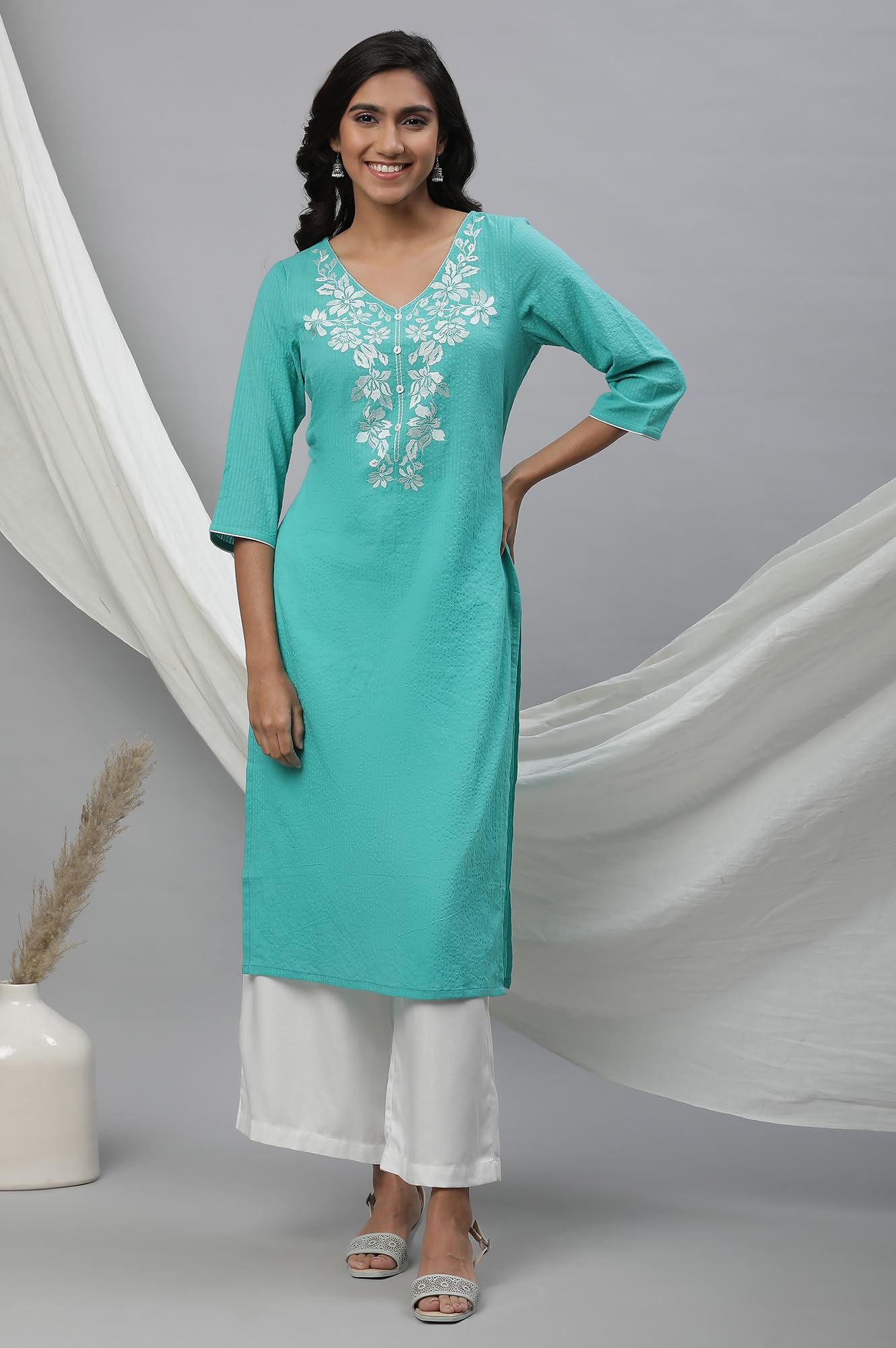 Aurelia Green Floral Printed Printed Cotton Rayon Blend Kurta With Thread Work
