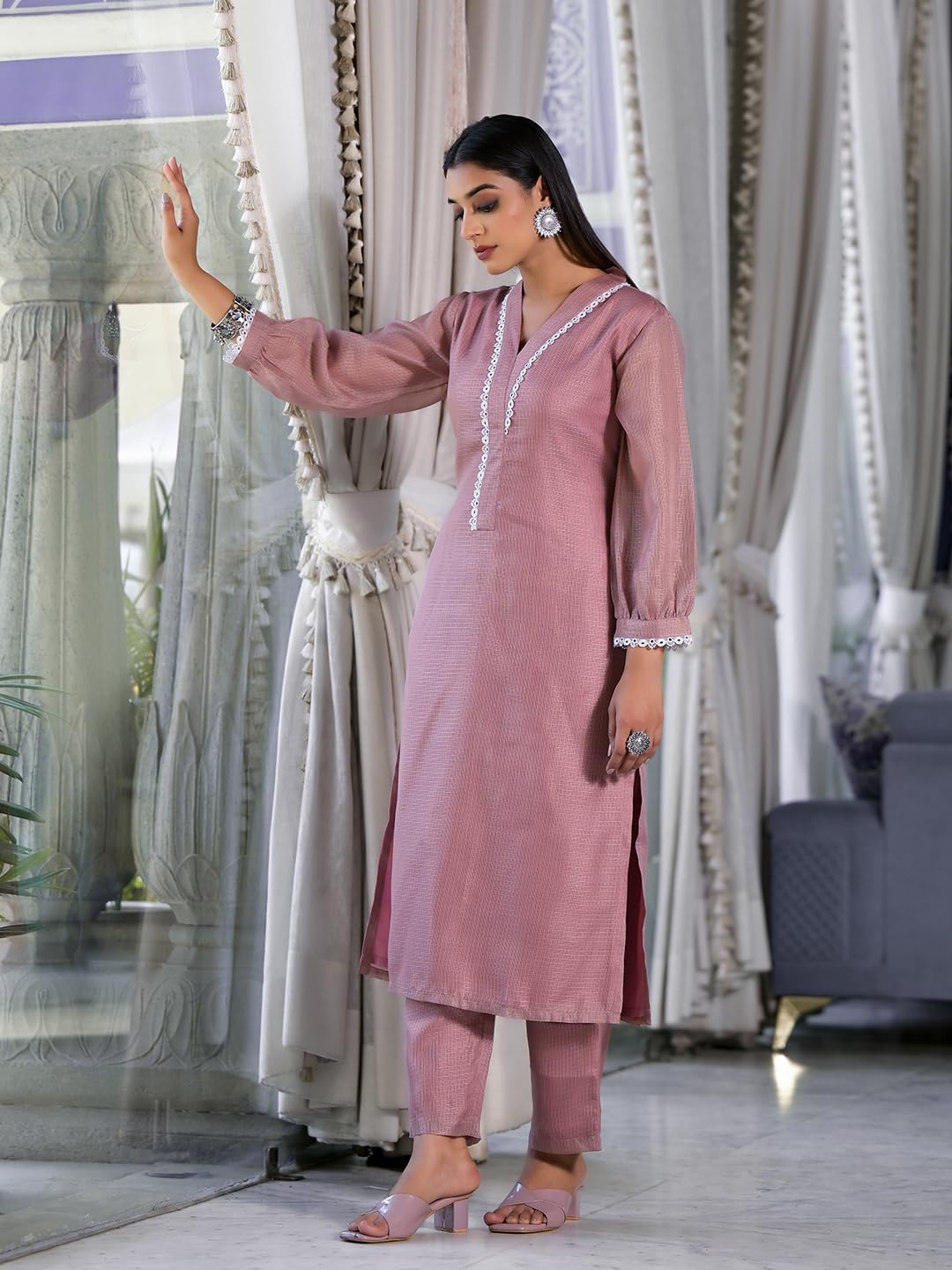 VARANGA Women Mauve Kota Check V-Neck, Long Sleeve Straight Kurta, Paired With Tonal Bottom.