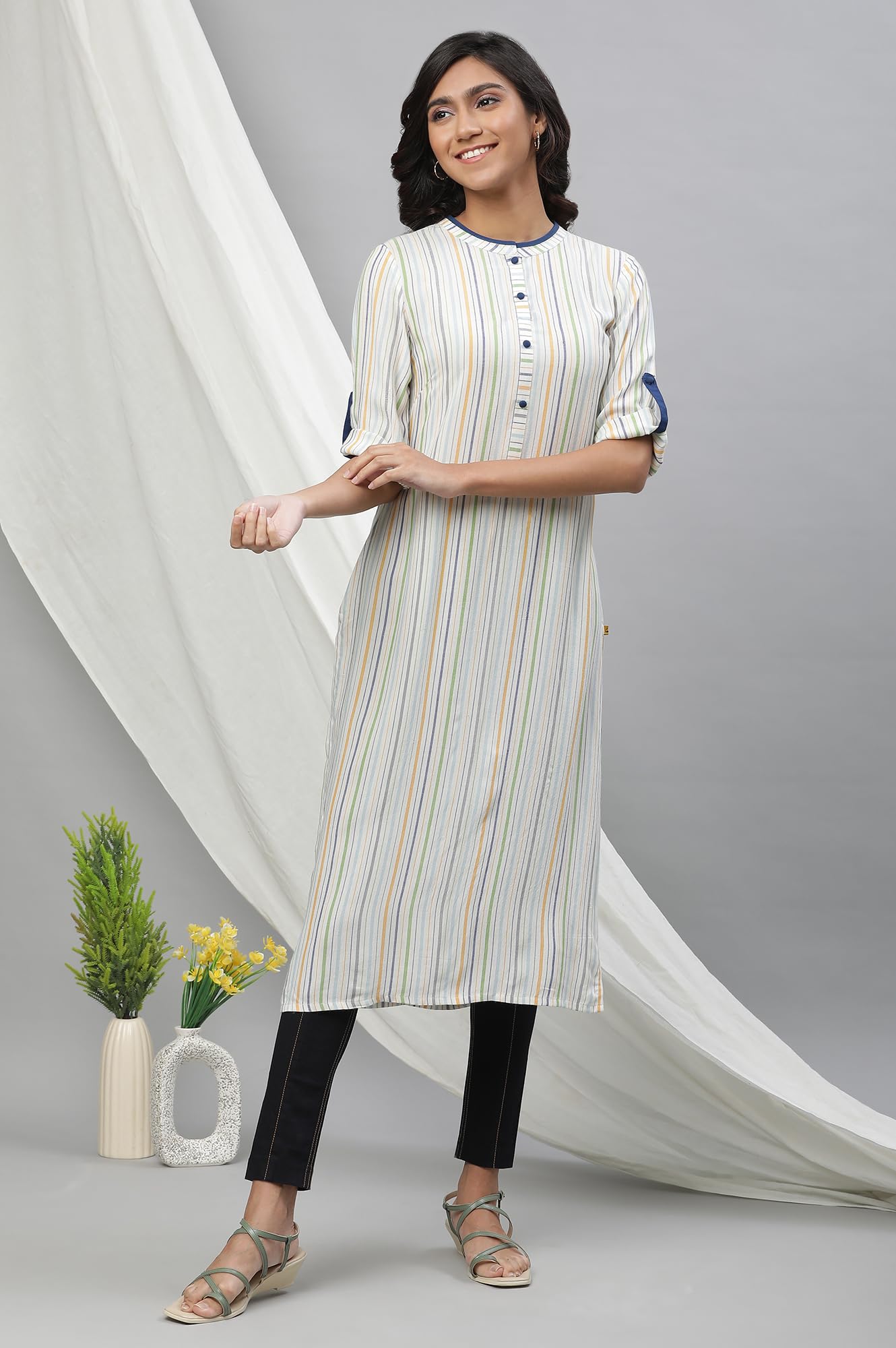 Aurelia Women's White Geometric Yarn Dyed Viscose Straight Kurta
