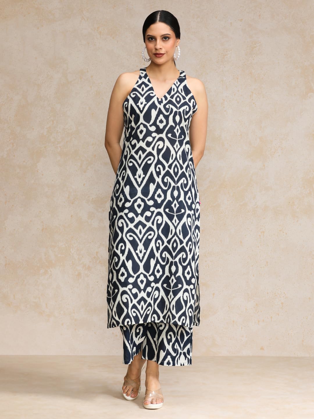 Varanga Women Blue Ikat Printed Straight Kurta With Bottom