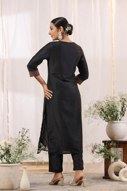ishin Women's Black Ethnic Motifs Foil Print Straight Kurta with Trousers
