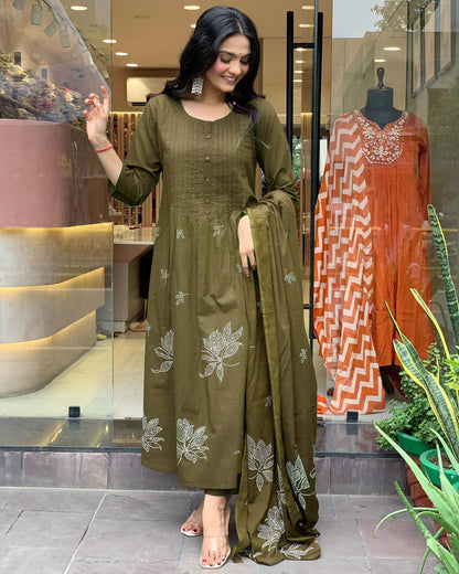 GoSriKi Women's Anarkali Kurta Set with Pant & Dupatta, Medium, Mehandi, Model Gangori Wine-GS