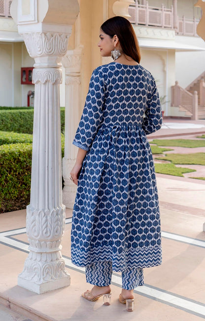 KLOSIA Women Printed Kurta and Pant Set with Dupattas