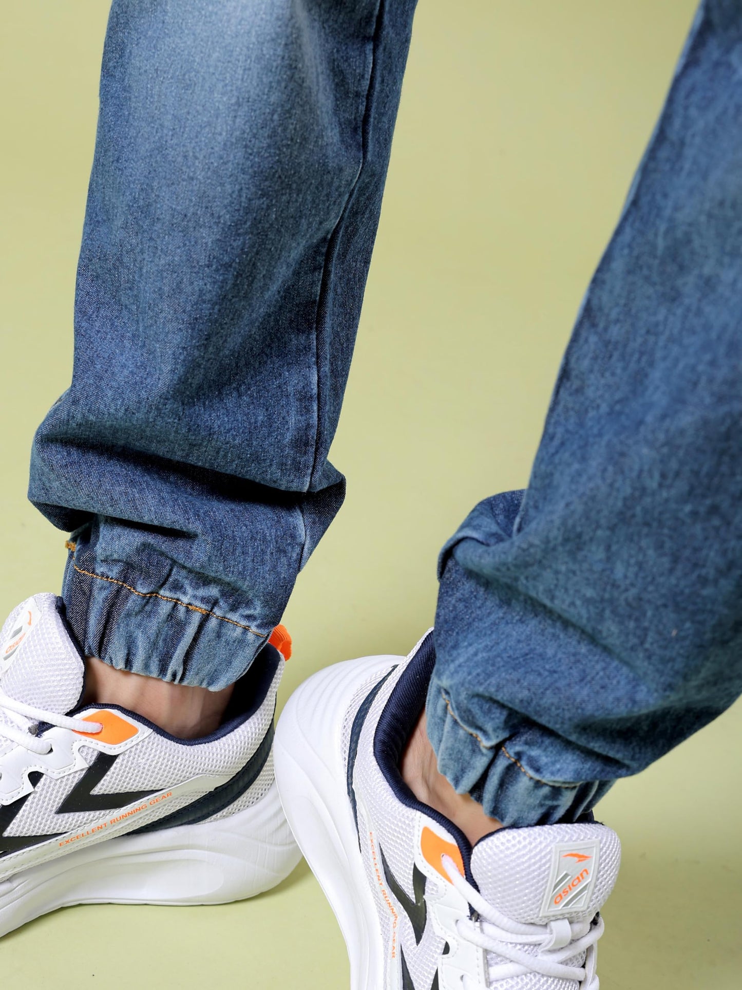 The Indian Garage Co Men Regular Fit Solid Mid-Rise Stretchable Denim Cargo Joggers