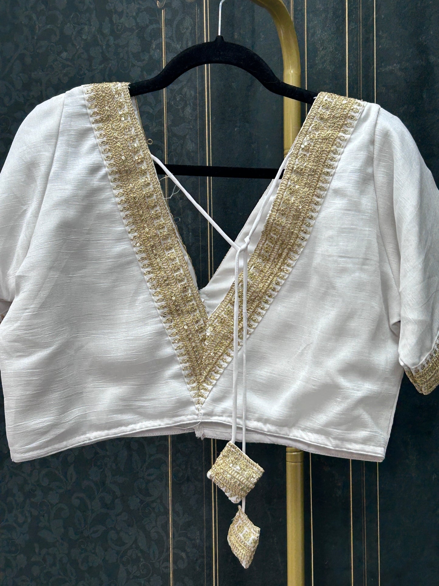 V neck blouse : white